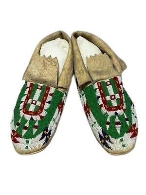 Native American Handmade Beaded Moccasin PMC7790